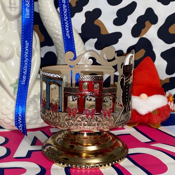BATH AND BODY WORKS HOLIDAY TRAIN SLEEVE 3-WICK CANDLE HOLDER - Picture 5 of 9